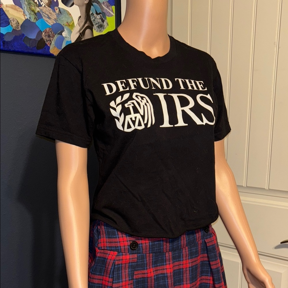 Cropped Black Graphic T-Shirt